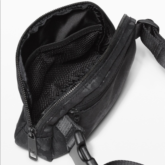 🖤 Lululemon 🖤 Everywhere Belt Bag Black Camo - Picture 5 of 8